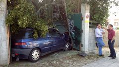 Choca contra una vivienda en A Gu�a