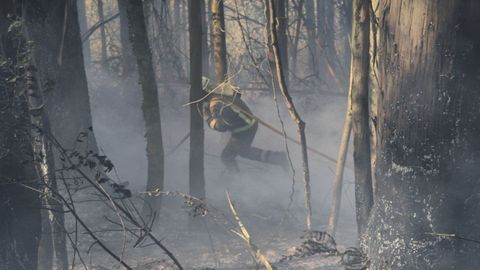 Imagen de archivo de las labores de extinci�n de un incendio en Oza en el 2019