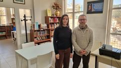 Paula Rodr�guez y Brais Fidalgo, en la biblioteca de Ribadavia