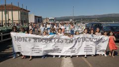 Imagen de la manifestaci�n contra los recortes en educaci�n celebrada en Rianxo el 15 de agosto.