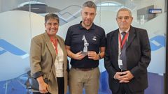 Jenaro Fern�ndez y su hija F�tima acudieron hace pocos d�as a Navantia Ferrol para presentarle los nuevos dise�os al director del astillero, Eduardo Dobarro (en el centro, con la pieza de la gr�a cIg�e�a)