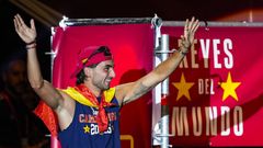 Ferran Torres, en la plaza de Cibeles durante la celebraci�n del Mundial de la selecci�n espa�ola