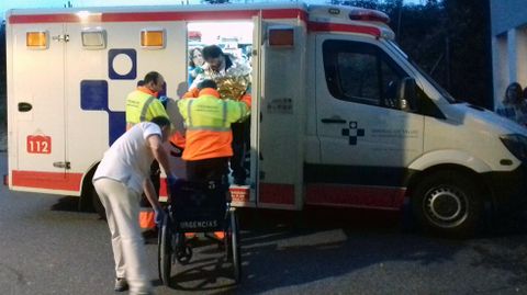 Pescadores evacuados del barco hundido frente a la costa de Navia llegan al hospital de Cabuees, en Gijn.Urgencias de Cabuees