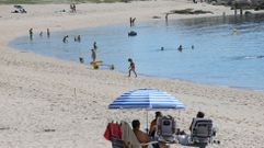 La afluencia de ba�istas a las playas (en la foto, Cab�o) ha descendido�desde que comenz� septiembre