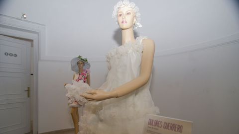Exposición de vestidos con materiales de reciclaje que se puede ver en la Capela de Santa María de Lugo
