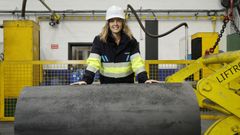 Alba Tu&ntilde;as, directiva de Resonac y ponente en el Galicia4Energy, delante de un rollo de grafito, elemento empleado por la factor&iacute;a de A Coru&ntilde;a para la producci&oacute;n de electrodos.