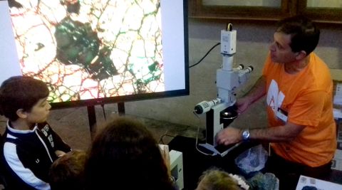 Uno de los experimentos de la Noche de los Investigadores en el claustro del Edificio Hist�rico de la Universidad de Oviedo