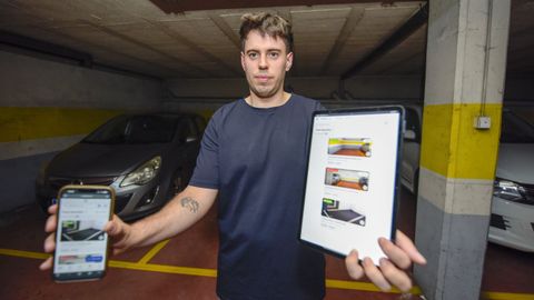 Alejandro Gil, en el barrio de A Parda, muestra la aplicaci�n que dise�� para aparcar