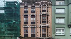 Avenida de Oza, n�mero 150. Construido en los a�os 20 y �supuestamente reformado posteriormente por Antonio L�pez Hern�ndez. El edificio ya recibe influencia racionalista, pero a�n as� no lo abandonan los motivos vegetales en las barandillas de fundici�n, la cornisa, los vanos y la cara femenina de encima de la puerta�, detalla el arquitecto Alberto Fuentes-Valc�rcel
