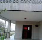 Cartel de �Se alquila�, ayer, en el consistorio de Doz�n.