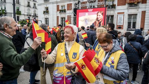 Varias mujeres reparten banderas de Espaa frente a la Real Casa de Correos