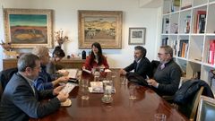 La directora general de Desarrollo Rural, Innovaci�n y Formaci�n Agroalimentaria, Isabel Bombal, en la cabecera de la mesa, con el consejero de Desarrollo Rural, Agroganader�a Pesca y Alimentaci�n, Alejandro Calvo, a su derecha en la foto