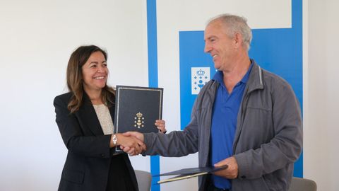 La conselleira do Mar, Marta Villaverde, y el patr�n mayor de la cofrad�a de pescadores de Noia, Santiago Cruz, han rubricado el convenio de colaboraci�n para la restauraci�n del marisqueo

