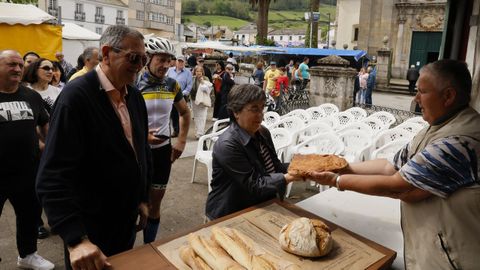 Larga cola para las empanadas en Mondo�edo