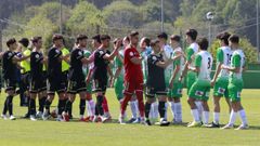 Saludo inicial de los jugadores del Somozas y del Compos en el Manolo Candocia en un partido que se sald� con tablas.