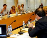 Ares, al fondo, mantuvo un duro debate con Garc�a Di�guez, por la eliminaci�n de las extras.