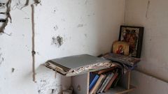  libros e conos dentro de un apartamento daado durante el conflicto Ucrania-Rusia en la ciudad de Popasna en Luhansk.