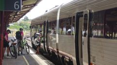 Ciclistas subiendo a un tren con destino A Corua en la estacin de Ferrol, en foto de archivo.