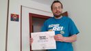Fernando Arg�elles, el artista conocido como BanskyAstur, con un ejemplar de su calendario solidario