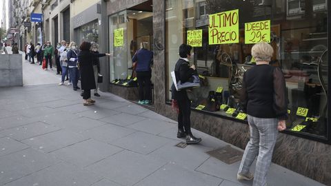 Cola para entrar en esta zapater�a de Santiago que est� en rebajas 