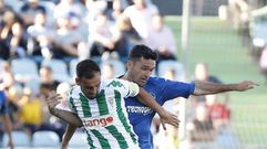 Deivid puja por un bal�n con Jorge Molina