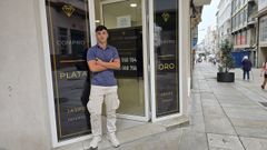 Javier V�zquez L�pez, en el nuevo establecimiento, en la calle Lugo.