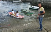 Jos� Antonio Casti�eira, en el muelle de Chousa, mientras sus hijas salen en la piragua. 