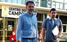 Moreira y Abal, ayer, en el acceso a las piscinas de Campolongo.