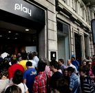 Colas a las puertas de la tienda Play.