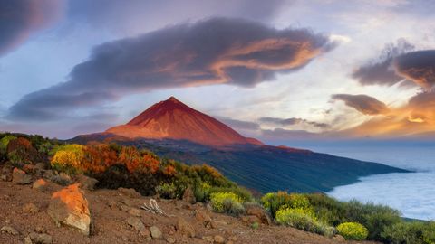 El volc�n del Teide captado con la luz del sol poniente.