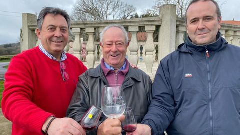 Benito do Freire, en el centro, con los clasificados en segundo y tercer lugar en la cata