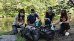 El alcalde de Ponte Caldelas, Andr�s D�az, y varias concejalas retiraron basura del r�o Verdugo