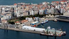 El muelle de Calvo Sotelo, en primer plano, y el de Bater�a, situado detr�s, con una nave azul y blanca casi en el centro, en una foto de archivo previa a la demolici�n de los silos. Ambos muelles suman m�s de 88.000 metros cuadrados, equivalente a ocho plazas de Mar�a Pita.