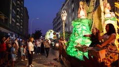 El desfile de carrozas despide San Roque