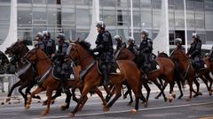 Fuerzas de seguridad a caballo toman posiciones frente al palacio del Planalto, en Brasilia.