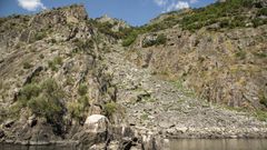 Vi�a en bancales de A Cividade, solo accesible en barca por el ca��n del Sil