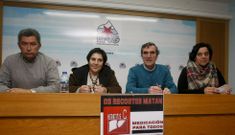 Eleuterio L�pez y Concha Barreiro -izquierda-con los ediles del BNG en la sede del Bloque. 