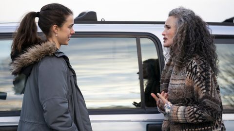 Margaret Qualley y Andie MacDowell, madre e hija en la realidad y en la ficcin, en una escena de La asistenta