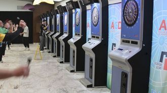 Imagen de archivo de gente jugando a los dardos