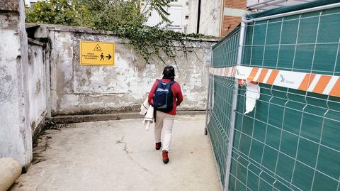 Los viajeros tienen reservado un paso para poder acceder desde la plaza