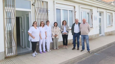 El alcalde de A Laracha, José Manuel López, y las concejalas Patricia Bello y Rocío López visitaron el centro médico de Caión