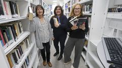 Tres de las trabajadoras de la biblioteca, en la remodelada sala de pr�stamo para adultos.