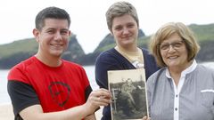 Dirk Sim�n, Jennifer Mar�a y Pilar, en la playa de Esteiro, cerca de donde se hundi� la nave