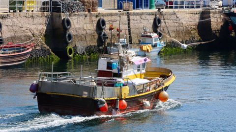 Un pesquero en el puerto de Cangas, a finales de abril
