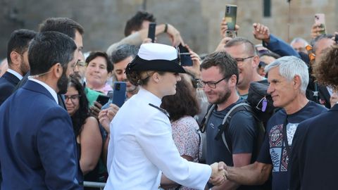 La princesa Leonor saluda a las personas que se acercaron a presenciar el acto en el que se le entregó la Medalla de Galicia 2025.