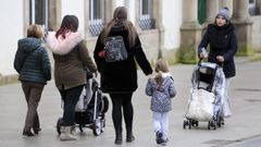 Cuatro mujeres pasean con sus hijas y carritos de beb�s, en Lugo, en una imagen de archivo.