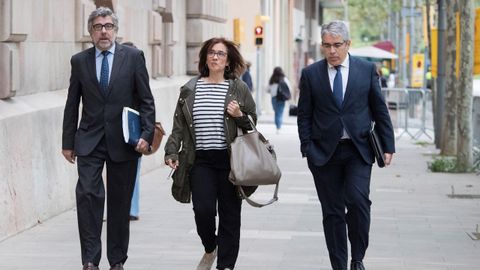La mujer de Jordi Turull, con su abogado y el exconsellesr Francesc Homs, a su llegada al tribunal
