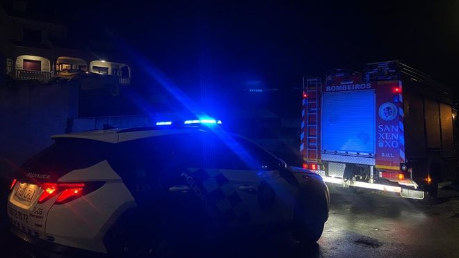 Servicio de emerxencias Sanxenxo y la Polic�a Local de Sanxenxo por intoxicaci�n de mon�xido de una familia en Gondar
