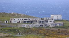 La instalacin estuvo operativa entre 1961 y 1991, al pie del acantilado, entre el faro de Estaca de Bares y un observatorio ornitolgico.