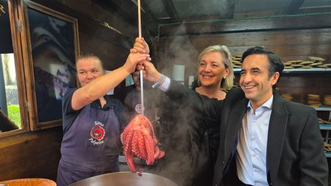 El alcalde de Ferrol y la alcaldesa de Lugo, con el tradicional pulpo del San Froilán.